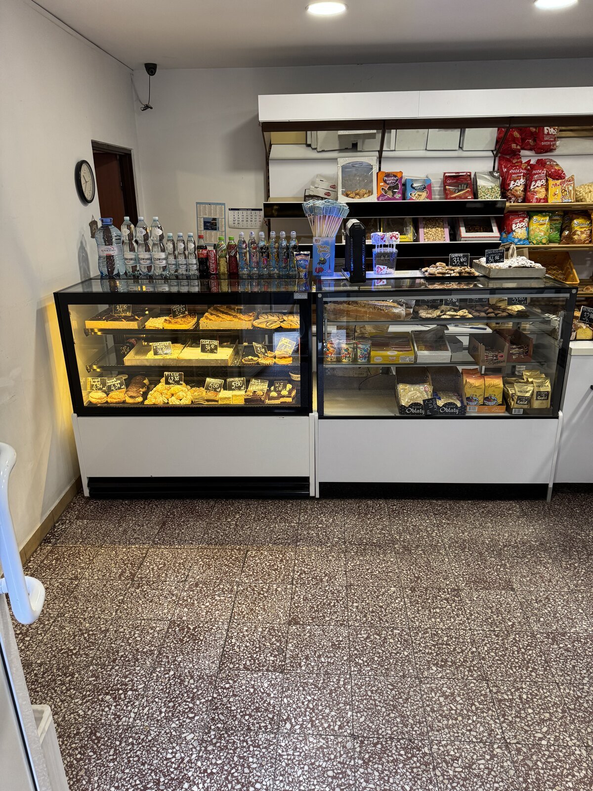 Lada z ciastami i pieczywem w piekarni Słoneczna przy Brzezińskiej 11