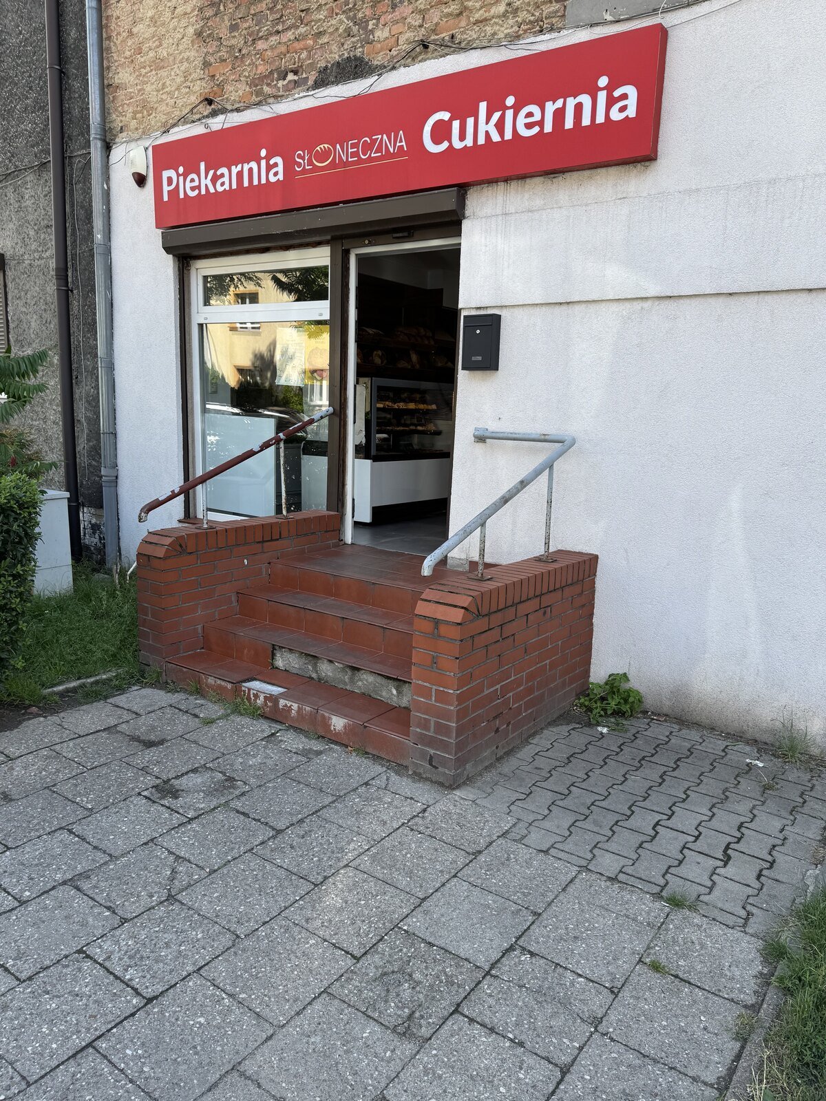 Wejście do piekarni i cukierni Słoneczna przy Jaworowej 6 w Bytomiu